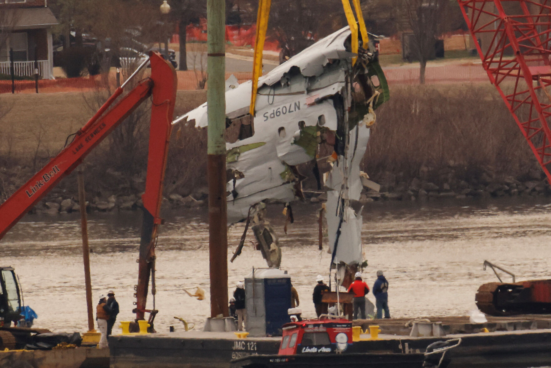Salvage crews remove large portion of commercial jet from river after deadly air collision near DC
